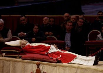 Acta en pergamino sobre la vida del Papa, introducido en su ataúd